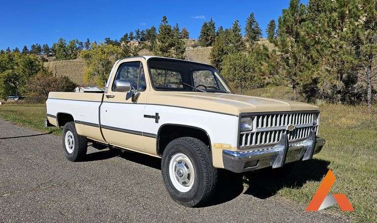 1982 Chevrolet K20 4x4 Pickup Truck, VIN:  2GCGK24M9C1152692, Tan & White