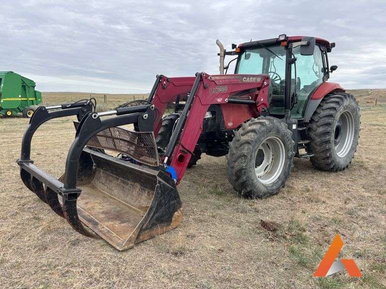 Case IH 125 Maxxum Tractor w/ LX750 Loader