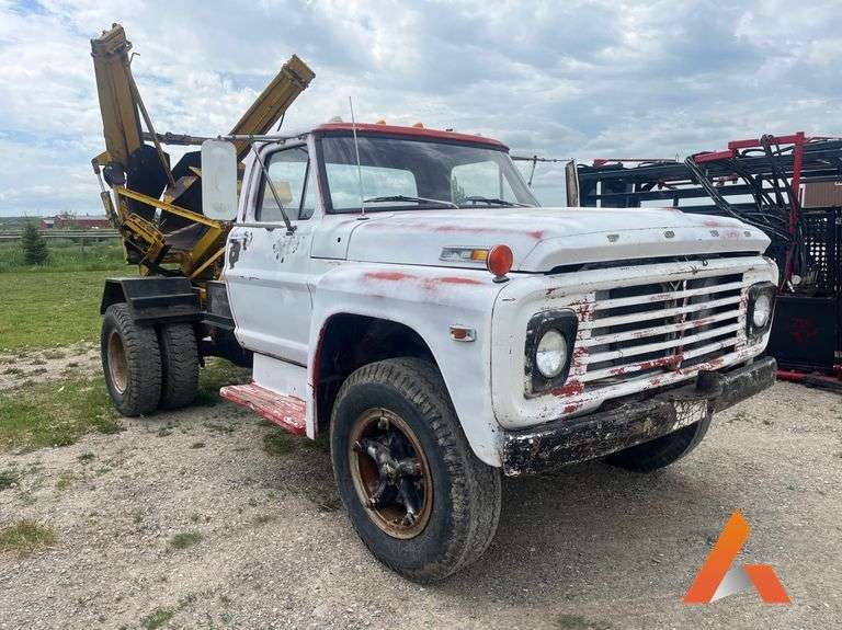 1969 Ford F700 truck w/ Vermeer mounted 42” tree spade