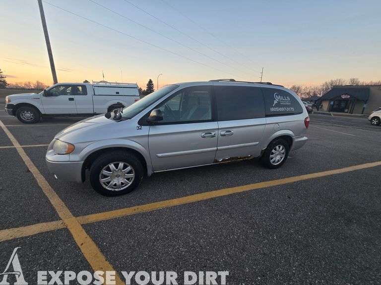 2006 Chrysler Town and Country Limited Front-Wheel Drive LWB