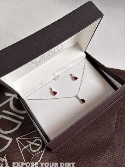 Riddles Jewelry - Garnet necklace and earrings