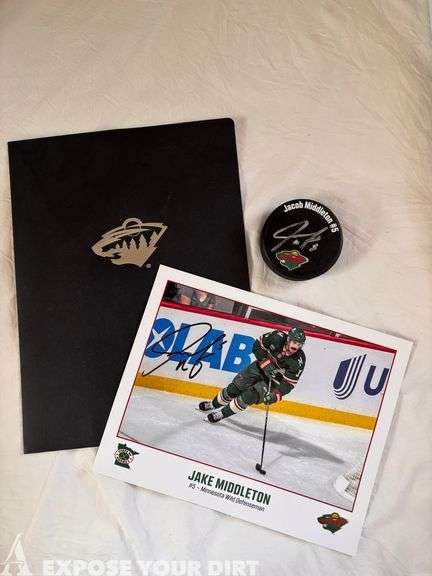 Minnesota Wild Hockey - Jacob Middleton autographed hockey puck and photo