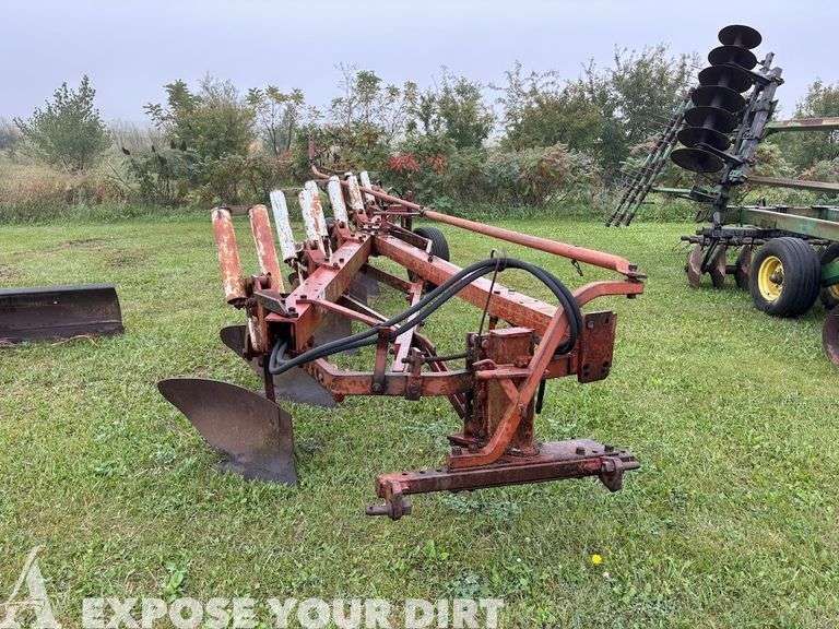 International 700 5 Bottom Plow