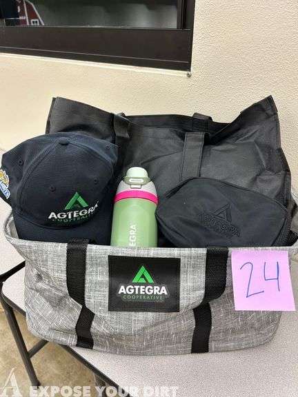 Agtegra Tote with Blanket