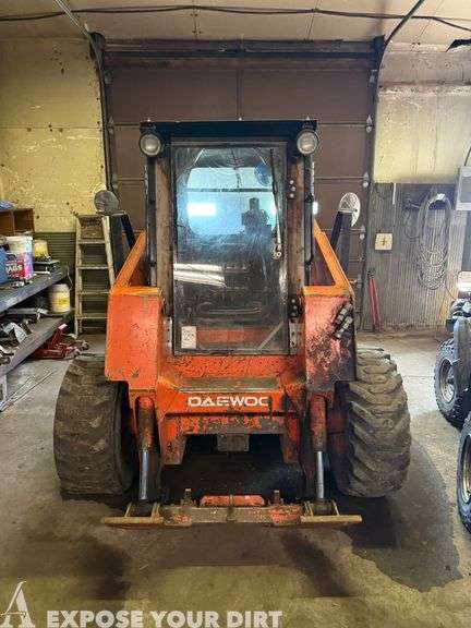 2001 Daewoo 1760XL Skidsteer & Bucket
