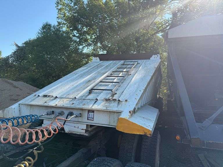 2006 CTS BELLY DUMP - VIN: 5TU1140216S000556