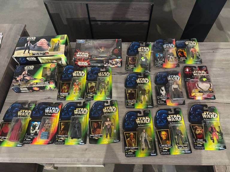 LARGE QUANTITY OF STAR WARS FIGURINES