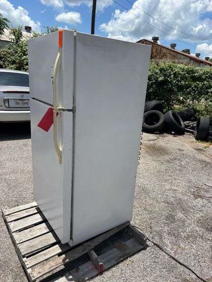 SEARS & ROEBUCK REFRIGERATOR - SER: BA83747240