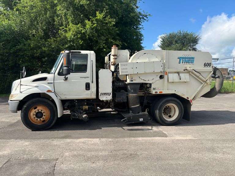 2014 INTERNATIONAL DURASTAR SWEEPER TRUCK - VIN: 1HTJTSKN2EH485043