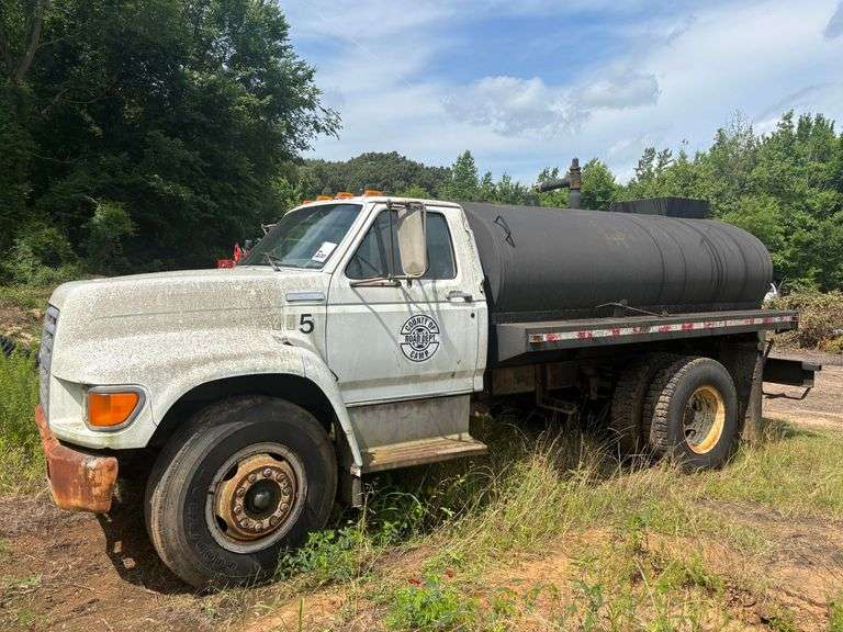 1995 FORD OIL TRUCK - VIN: 1FDNF70J9SVA63587