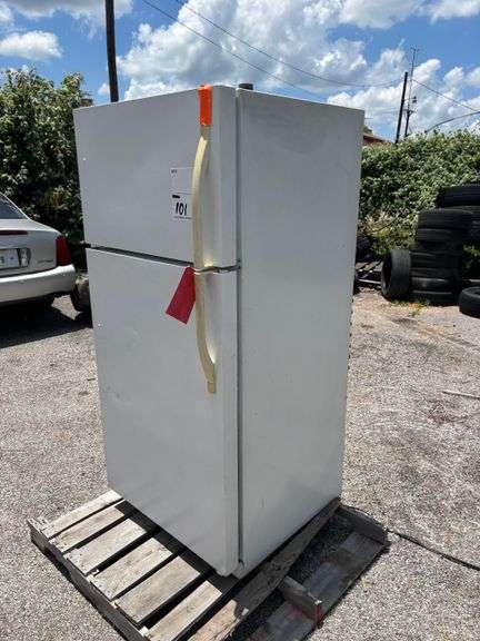 SEARS & ROEBUCK REFRIGERATOR - SER: BA83747240