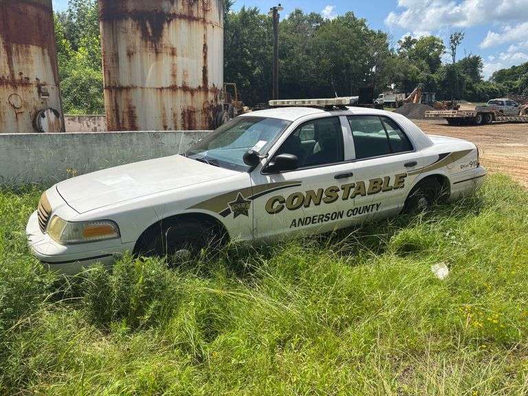 2000 FORD CROWN VICTORIA - VIN: 2FAFP71W0YX208223
