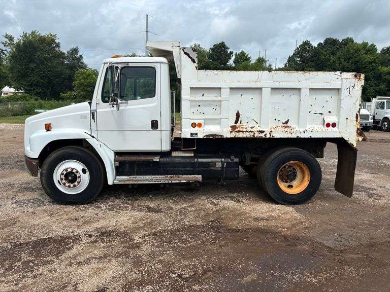 2001 FREIGHTLINER DUMP TRUCK - VIN: 1FUBBXAK61HB85584