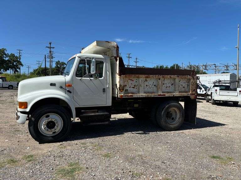 2000 INTERNATIONAL 4700 DUMP TRUCK - VIN: 1HTSCABN2YH219475