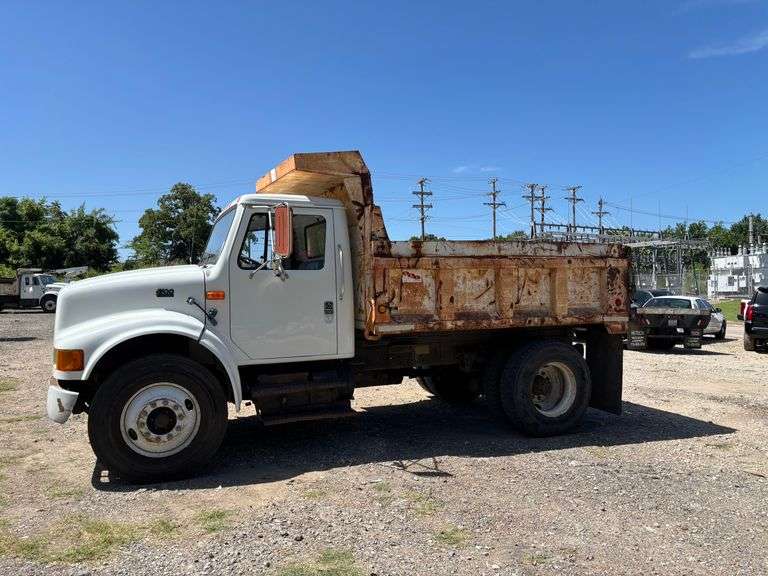 1999 INTERNATIONAL 4700 DUMP TRUCK - VIN: 1HTSCABN5XH620730