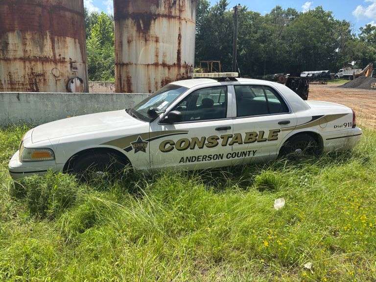 2000 FORD CROWN VICTORIA - VIN: 2FAFP71W0YX208223