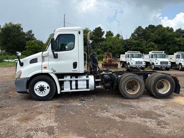 2012 FREIGHTLINER TRACTOR TRUCK - VIN: 1FUJGBDV9CSBR9006