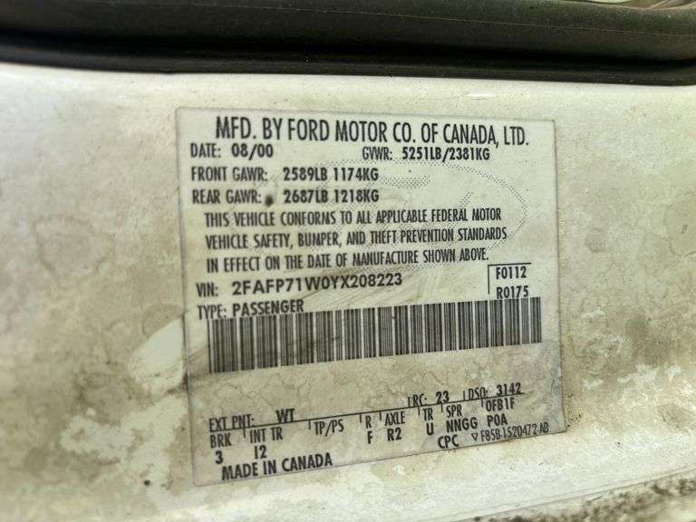 2000 FORD CROWN VICTORIA - VIN: 2FAFP71W0YX208223