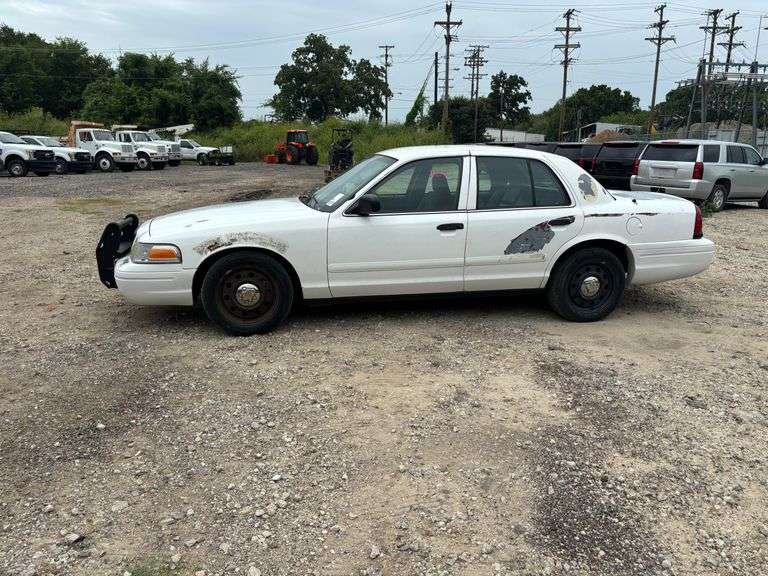 2006 FORD CROWN VICTORIA - VIN: 2FAFP71W26X166537