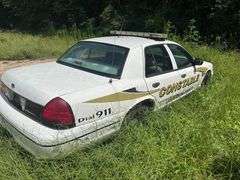 2000 FORD CROWN VICTORIA - VIN: 2FAFP71W0YX208223