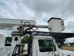 1999 INTERNATIONAL 4700 BUCKET TRUCK - VIN: 1HTSCABP0XH595401