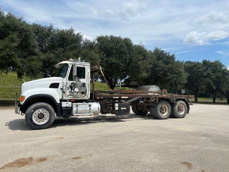 2003 MACK GRANITE TRUCK w/ OUTSIDE RAIL HOIST BED - VIN: 1M2AG11C93M005611
