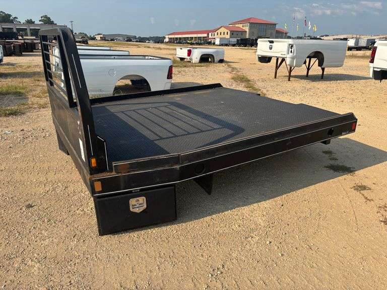 FLATBED w/ HYDRAULIC HAY LIFT