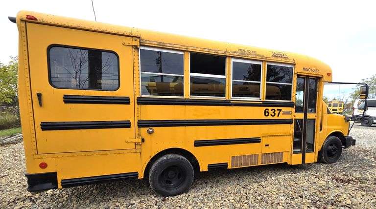 (1) 2013 CHEVROLET EXPRESS 4500 THOMAS MINOTOUR SMALL SCHOOL BUS Located in SPRING CHURCH, PA