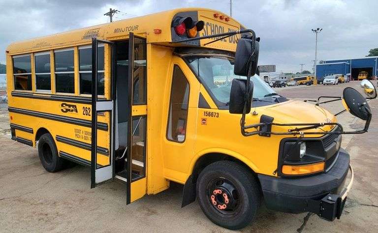 (1) 2014 CHEVROLET EXPRESS 3500 THOMAS MINOTOUR SMALL SCHOOL BUS Located in CORAOPOLIS, PA