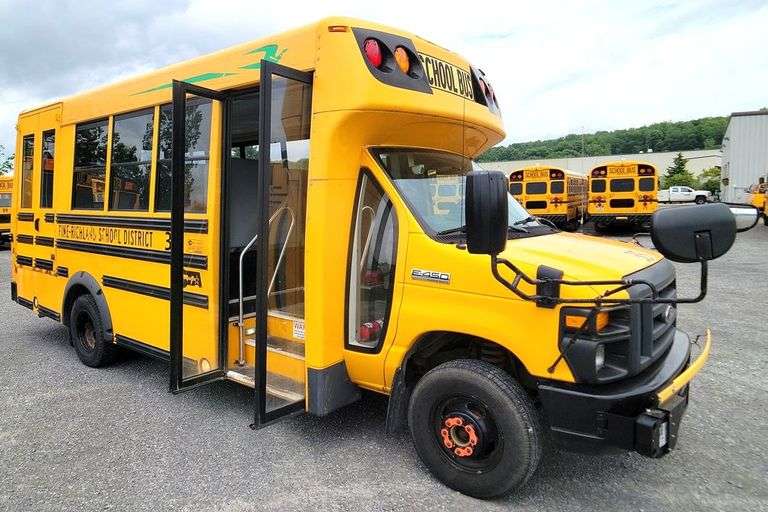 (1) 2016 FORD E450 SUPER DUTY MICRO BIRD GIRARDIN SMALL SCHOOL BUS Located in HERMITAGE, PA