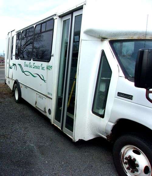 (1) 2014 FORD ECONOLINE E-450 SUPER DUTY CHAMPION CHALLENGER SHUTTLE BUS Located in UTICA, NY