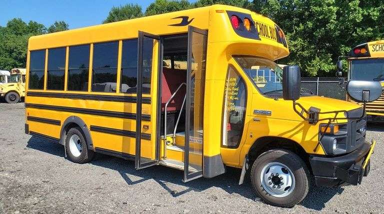 (1) 2016 FORD E-450 SUPER DUTY MICRO BIRD SMALL SCHOOL BUS located in SLIPPERY ROCK, PA