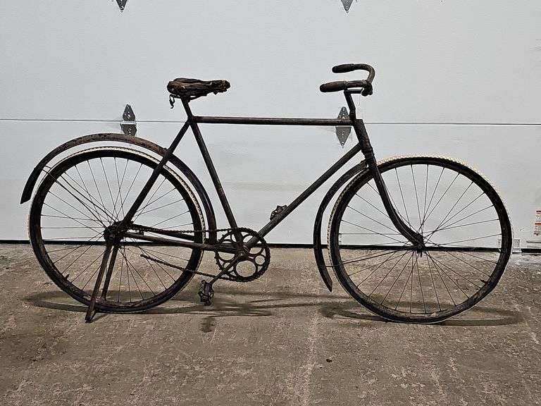 1910-20 Great Western Mfg. Co, Cyrus, Men's, original paint in good condition. Seat poor. Head badge