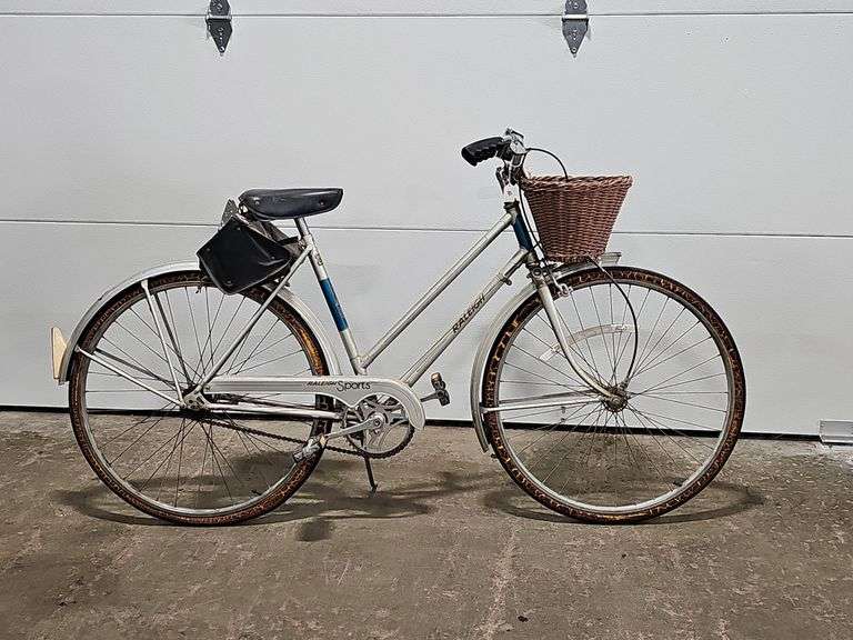 Raleigh Nottingham England Sports, tool bag, wicker basket front, speedometer, graphics crisp, head 