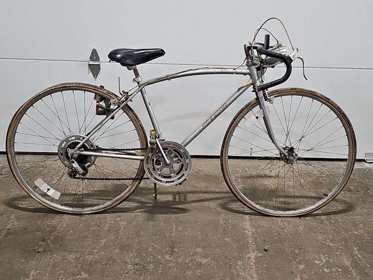 Schwinn Varsity 10 speed, original paint, curved frame bar, head badge intact, light.