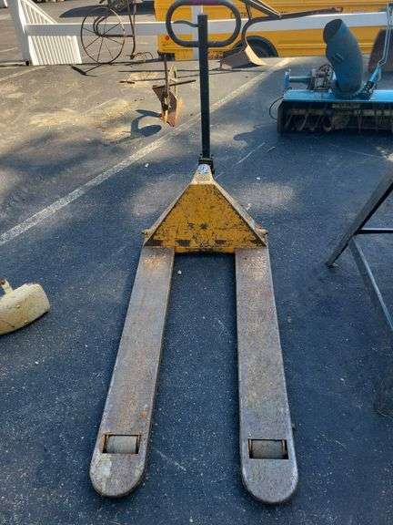 Pallet Jack (Needs Repair)