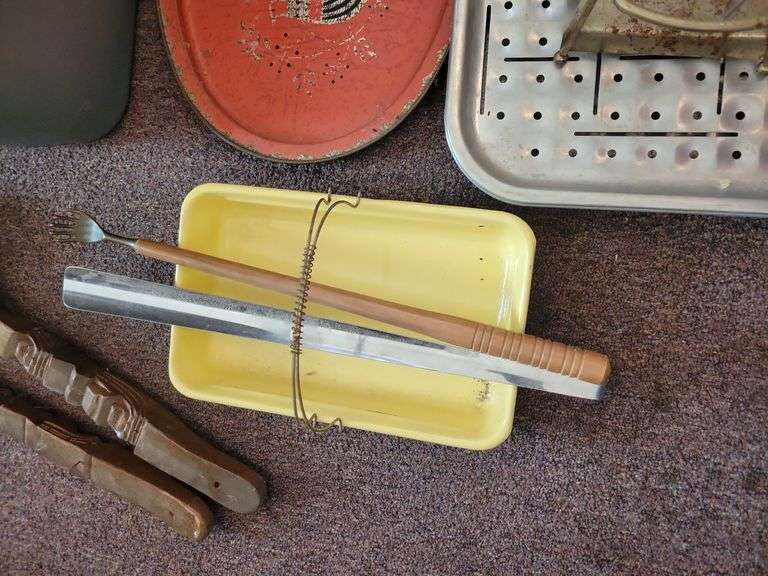 Tote  Baking Pans, Shoe Horn, and Back Scratcher