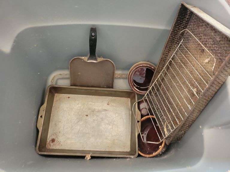 Tote  Baking Pans, Shoe Horn, and Back Scratcher