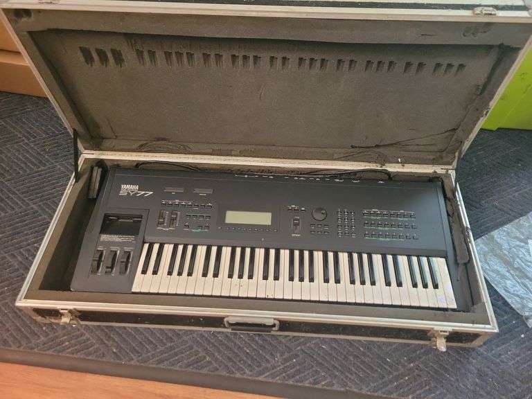 Yamaha SY77 Music Synthesizer with Case