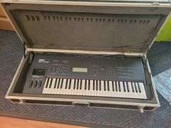 Yamaha SY77 Music Synthesizer with Case