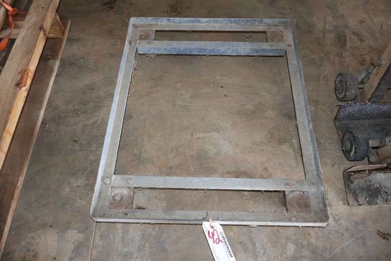 22" x 28" metal 4 wheel cart