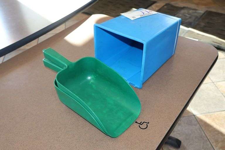 Blue scoop holder with 2 green plastic scoops
