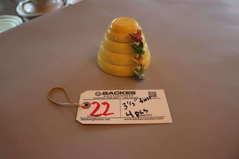 M-G Inc set of 4 stacking bees measuring cups - neat