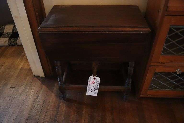 20" x 26" x 22" tall drop leaf end table