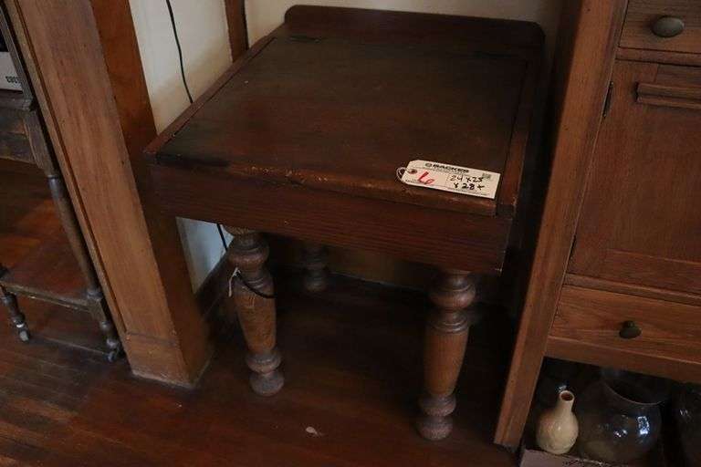 24" x 25" x 28" tall writing desk with lid - heavy duty legs