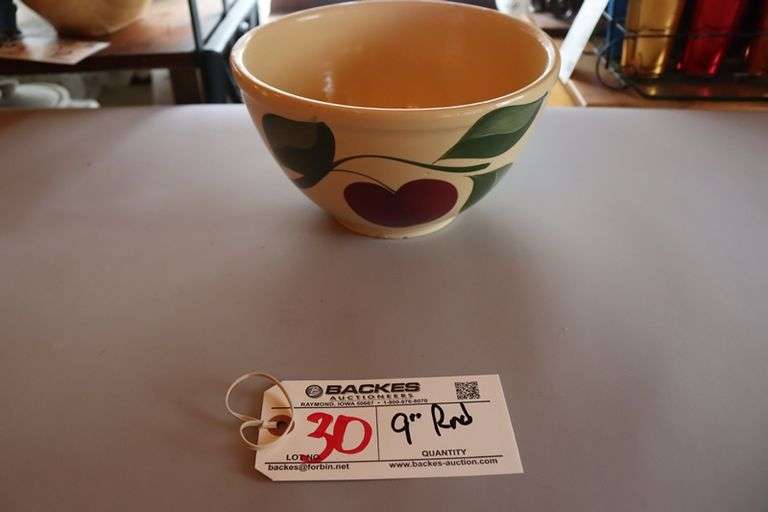 9" round Watts Apple Leaf ceramic pottery Whittemore Co-Op - Phillips 66 Felco Seed