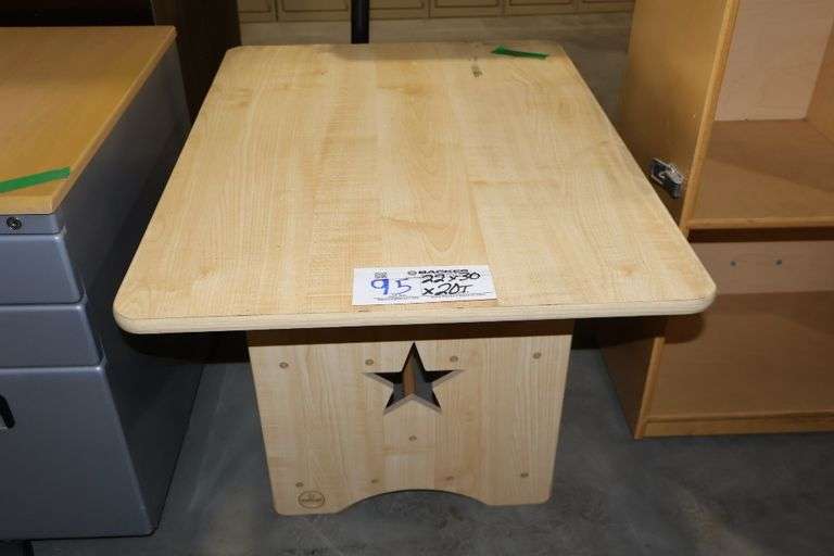 22" x 30" 20" tall maple wood table