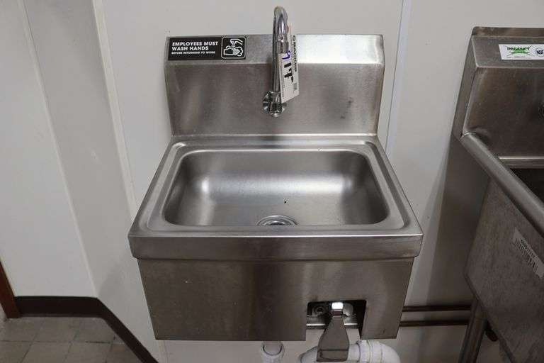 17" stainless wall mount knee activated hand sink