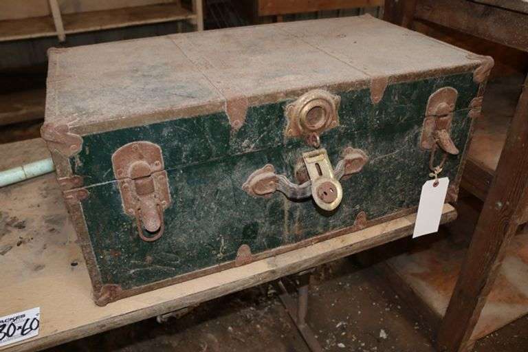 30" vintage trunk - Showing rust