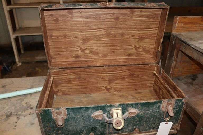 30" vintage trunk - Showing rust